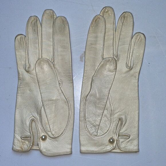 Vintage 50s/60s Size 6 off white leather gloves with pearl button at wrist - Picture 2 of 9